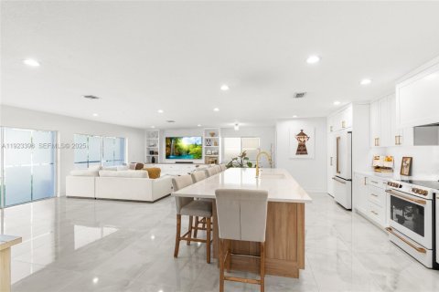 House in Pembroke Pines, Florida 5 bedrooms, 298.68 sq.m. № 1988210 - photo 14