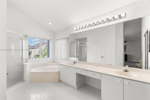 House in Pembroke Pines, Florida 5 bedrooms, 298.68 sq.m. № 1988210 - photo 29