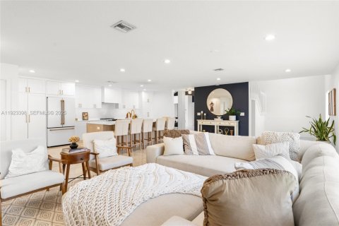 House in Pembroke Pines, Florida 5 bedrooms, 298.68 sq.m. № 1988210 - photo 17