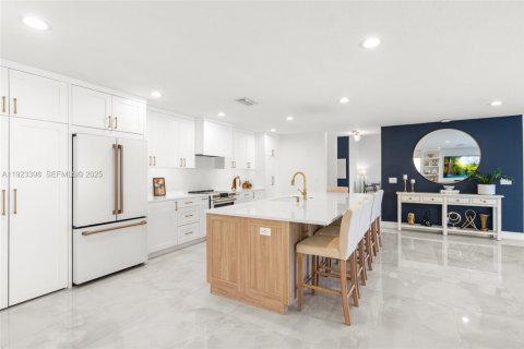 House in Pembroke Pines, Florida 5 bedrooms, 298.68 sq.m. № 1988210 - photo 19