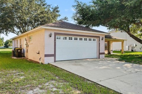 House in Auburndale, Florida 3 bedrooms, 156.54 sq.m. № 2306393 - photo 2