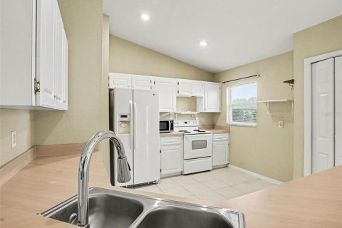 House in Auburndale, Florida 3 bedrooms, 156.54 sq.m. № 2306393 - photo 9