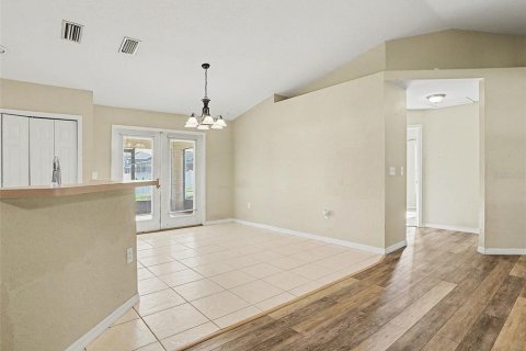 House in Auburndale, Florida 3 bedrooms, 156.54 sq.m. № 2306393 - photo 7