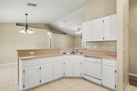 House in Auburndale, Florida 3 bedrooms, 156.54 sq.m. № 2306393 - photo 13