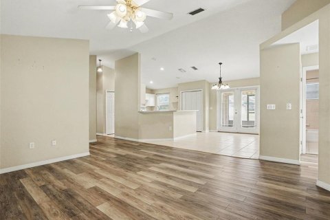 House in Auburndale, Florida 3 bedrooms, 156.54 sq.m. № 2306393 - photo 5