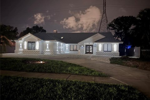 Casa en venta en Clearwater, Florida, 5 dormitorios, 306.86 m2 № 1822539 - foto 1