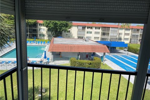 Condo in Pembroke Pines, Florida, 2 bedrooms  № 841932 - photo 1
