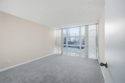 Condo in Fort Lauderdale, Florida, 2 bedrooms  № 2186668 - photo 10