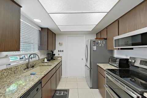 House in Palm Harbor, Florida 2 bedrooms, 119.66 sq.m. № 2200383 - photo 12