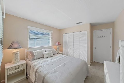 House in Palm Harbor, Florida 2 bedrooms, 119.66 sq.m. № 2200383 - photo 24