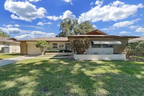 House in Palm Harbor, Florida 2 bedrooms, 119.66 sq.m. № 2200383 - photo 2