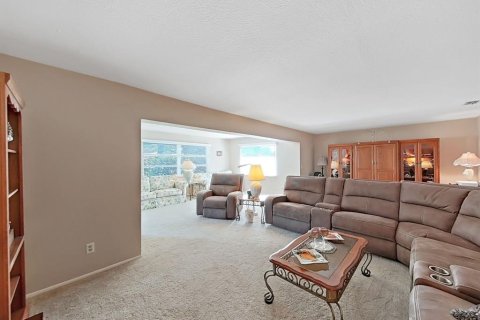 House in Palm Harbor, Florida 2 bedrooms, 119.66 sq.m. № 2200383 - photo 15