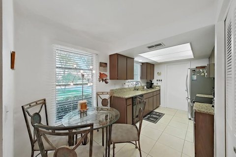 House in Palm Harbor, Florida 2 bedrooms, 119.66 sq.m. № 2200383 - photo 9