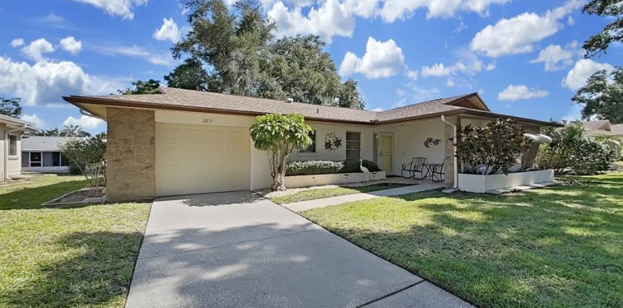 House in Palm Harbor, Florida 2 bedrooms, 119.66 sq.m. № 2200383