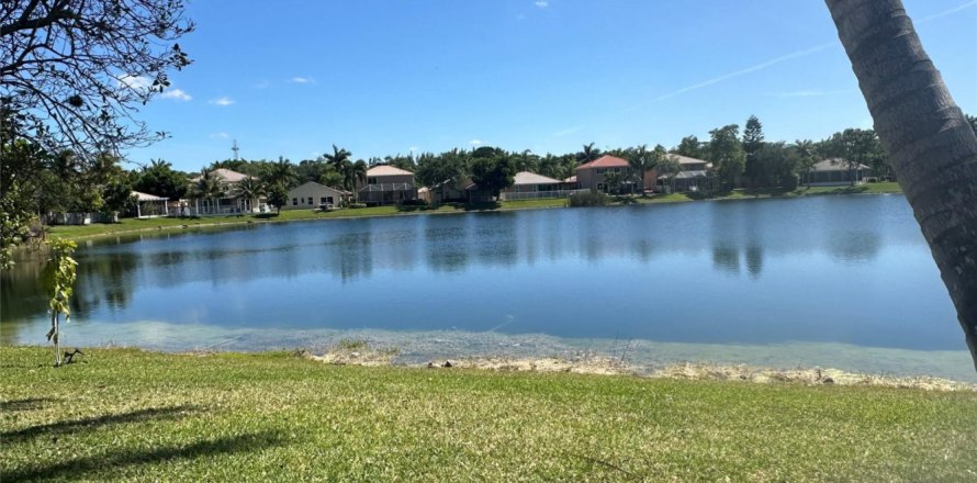 Casa en Coconut Creek, Florida 3 dormitorios, 163.14 m2 № 1119090