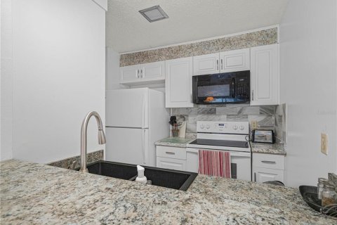 Condo in Winter Haven, Florida, 2 bedrooms  № 2093705 - photo 8
