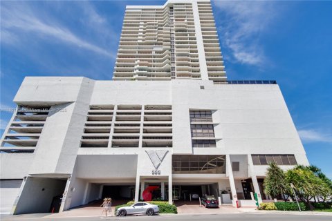 Condo in Miami, Florida, 1 bedroom  № 1788776 - photo 16