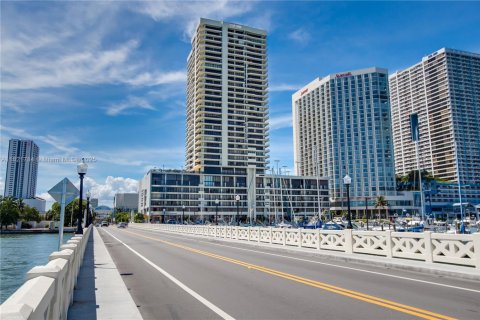 Condo in Miami, Florida, 1 bedroom  № 1788776 - photo 8