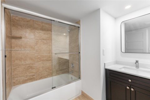 Condo in Miami, Florida, 1 bedroom  № 1788776 - photo 6