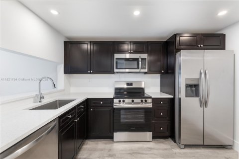 Condo in Miami, Florida, 1 bedroom  № 1788776 - photo 3