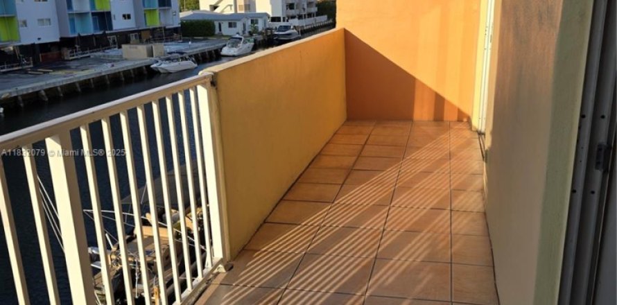 Condo in North Miami Beach, Florida, 1 bedroom № 1809052