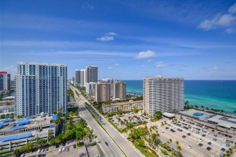 Copropriété à louer à Hallandale Beach, Floride: 1 chambre, 80.82 m2 № 1861960 - photo 1
