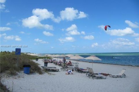 Снять в аренду кондоминиум в Ки-Бискейн, Флорида 2 спальни, 142.23м2, № 1989711 - фото 14