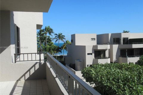 Снять в аренду кондоминиум в Ки-Бискейн, Флорида 2 спальни, 142.23м2, № 1989711 - фото 1