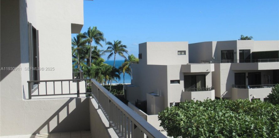 Кондоминиум с 2 спальнями в Ки-Бискейн, Флорида № 1989711