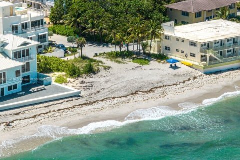 Commercial property in Hollywood, Florida № 1746078 - photo 1