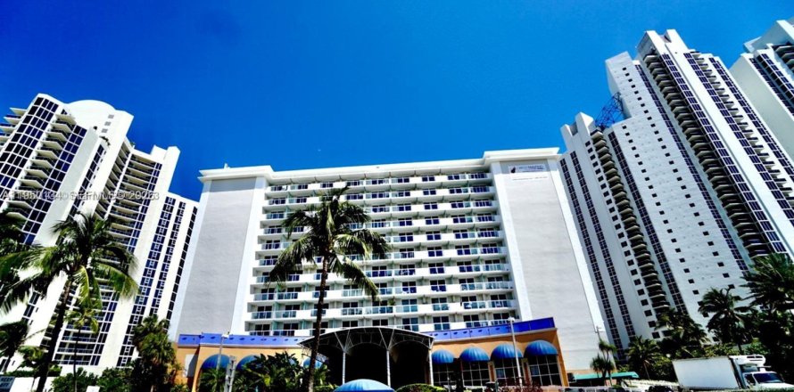 Studio in the Condo in Sunny Isles Beach, Florida № 2089219
