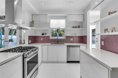 Villa ou maison à louer à Miami Beach, Floride: 4 chambres, 252.97 m2 № 2085527 - photo 13