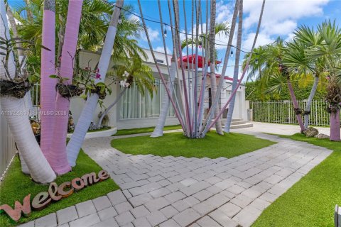 Villa ou maison à louer à Miami Beach, Floride: 4 chambres, 252.97 m2 № 2085527 - photo 2