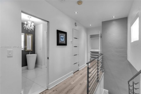 Villa ou maison à louer à Miami Beach, Floride: 4 chambres, 252.97 m2 № 2085527 - photo 23