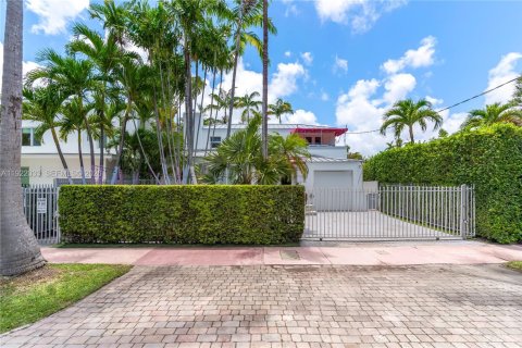 Villa ou maison à Miami Beach, Floride 4 chambres, 252.97 m2 № 2085527