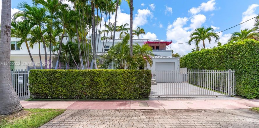 Villa ou maison à Miami Beach, Floride 4 chambres, 252.97 m2 № 2085527