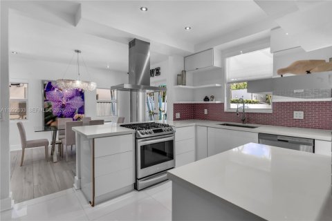 Villa ou maison à louer à Miami Beach, Floride: 4 chambres, 252.97 m2 № 2085527 - photo 12