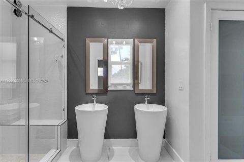 Villa ou maison à louer à Miami Beach, Floride: 4 chambres, 252.97 m2 № 2085527 - photo 24