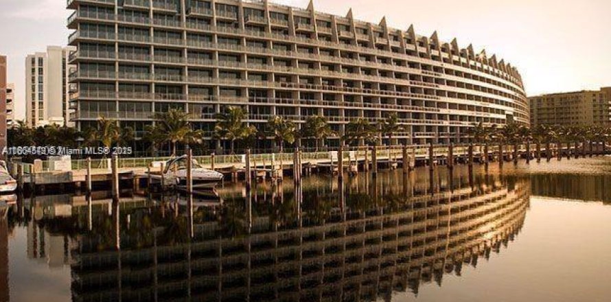 Condominio en Aventura, Florida, 1 dormitorio  № 2035426