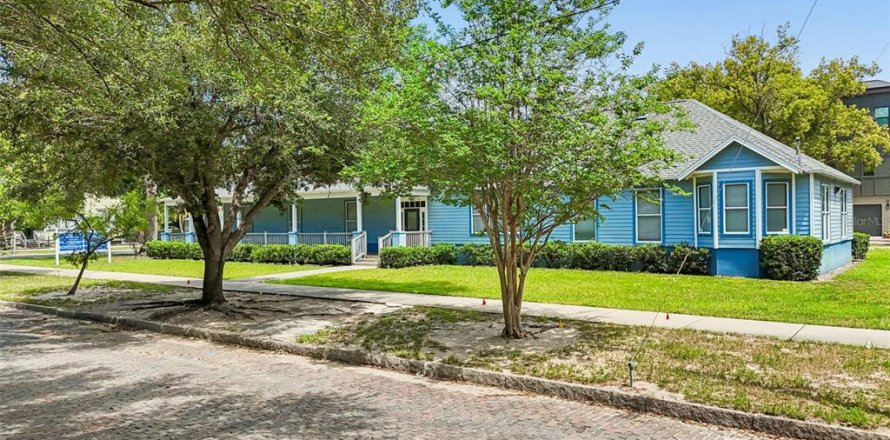Commercial property in Tampa, Florida 335.84 sq.m. № 2212035
