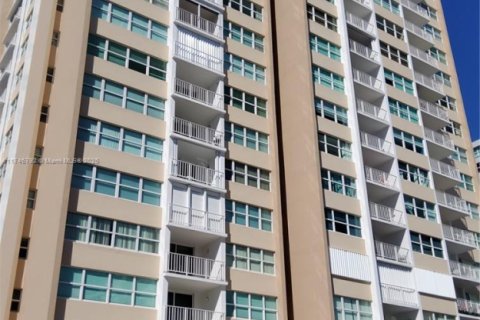 Condominio en alquiler en Hollywood, Florida, 1 dormitorio, 81.2 m2 № 1958954 - foto 1