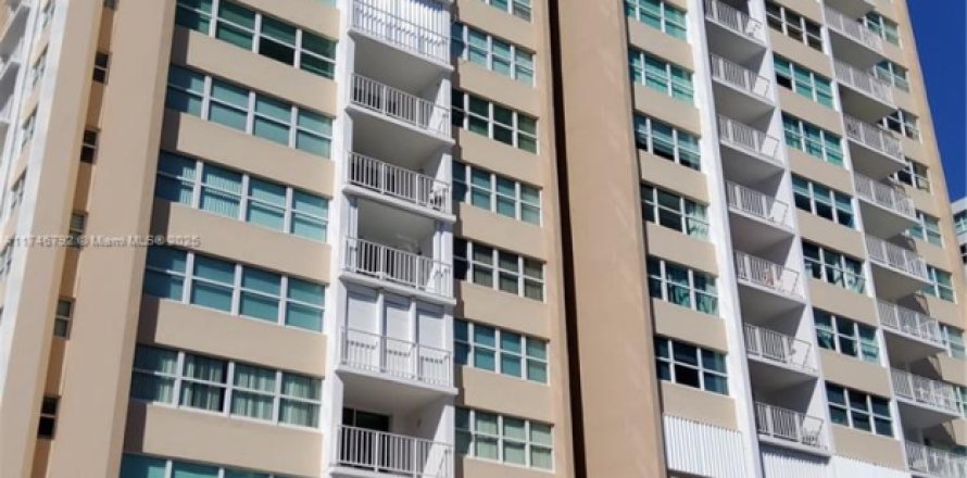 Condominio en Hollywood, Florida, 1 dormitorio № 1958954