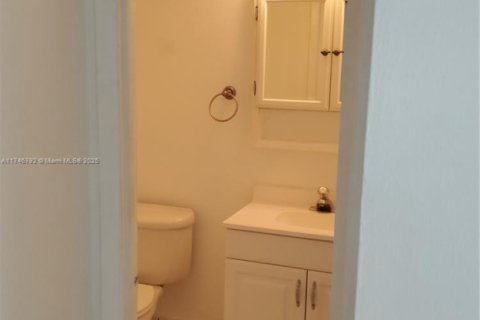 Condominio en alquiler en Hollywood, Florida, 1 dormitorio, 81.2 m2 № 1958954 - foto 12