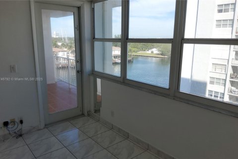 Condominio en alquiler en Hollywood, Florida, 1 dormitorio, 81.2 m2 № 1958954 - foto 3