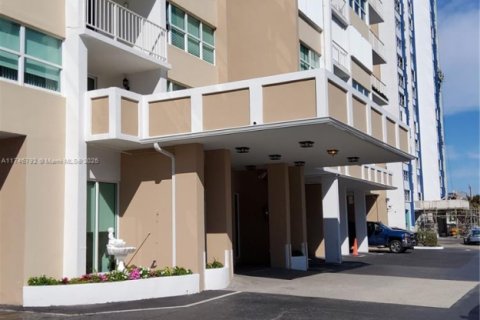 Condominio en alquiler en Hollywood, Florida, 1 dormitorio, 81.2 m2 № 1958954 - foto 24