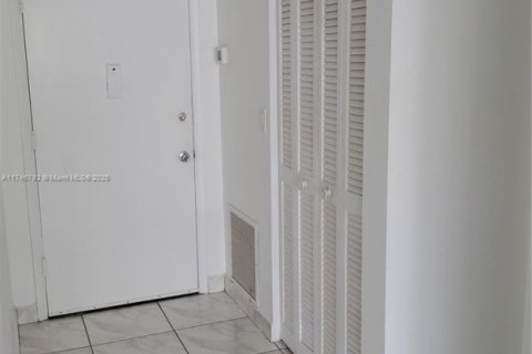 Condominio en alquiler en Hollywood, Florida, 1 dormitorio, 81.2 m2 № 1958954 - foto 18