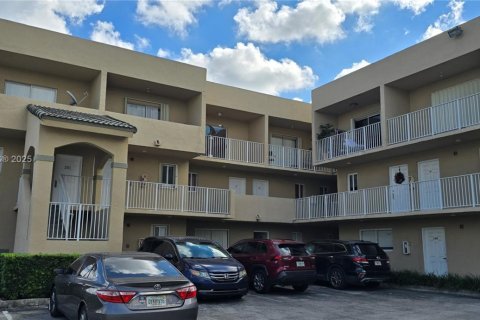 Condominio en venta en Hialeah, Florida, 2 dormitorios, 89.19 m2 № 1974893 - foto 5