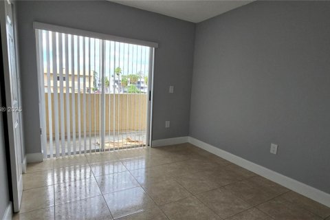 Condominio en venta en Hialeah, Florida, 2 dormitorios, 89.19 m2 № 1974893 - foto 15