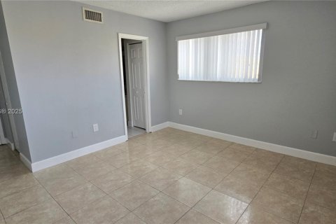 Condominio en venta en Hialeah, Florida, 2 dormitorios, 89.19 m2 № 1974893 - foto 18