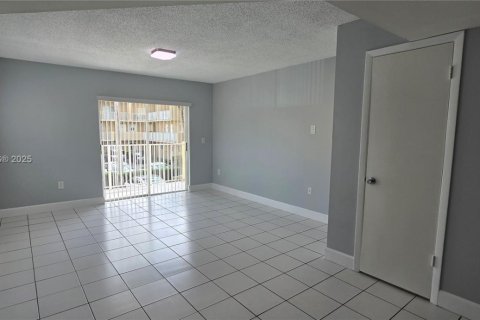Condominio en venta en Hialeah, Florida, 2 dormitorios, 89.19 m2 № 1974893 - foto 10